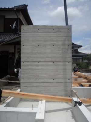 杉板枠目地打ちっぱなしコンクリート