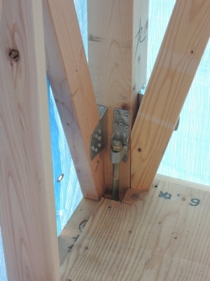 建物全体に金物を入れている様子
